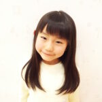 １歳で火傷し髪が生えないと告げられた８歳の少女、涙の特別なかつら贈り物に感動