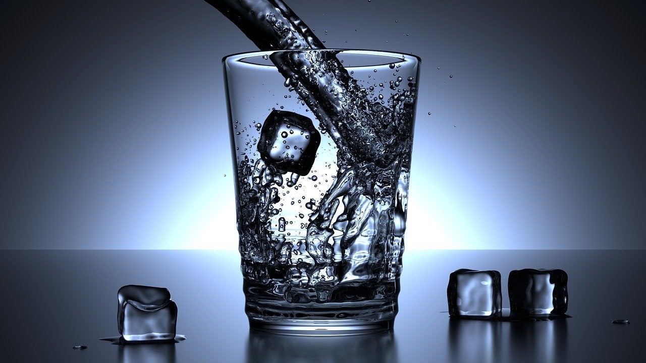 「水は一日２リットル飲むと健康にいい」は間違い？肥満の原因になることも？