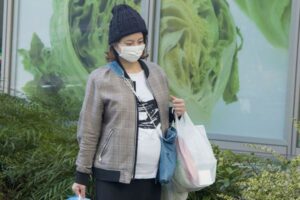 「堀北真希」ママ友と談笑、家族で田舎に移住！“幸せなリタイア生活”