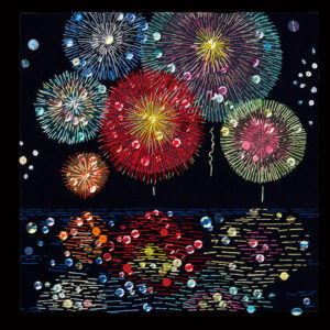 水面に映る打ち上げ花火が幻想的な美しさ！