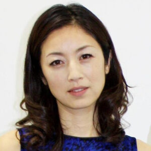 【高岡早紀】ひざ丈黒のワンピ姿が素敵！