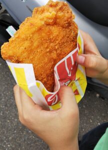 ファミマ「お値段そのままデカくてうまい！！」キャンペーン実施中！ファミチキも４０％増量！