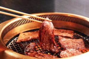 焼肉食べ放題店「焼肉きんぐ」の焼肉ポリスが伝授。肉の厚さ別“美味しくなる”焼き方のコツ とは？