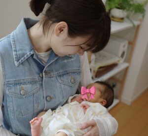 【芸能】のん“赤ちゃん抱っこ”姿に反響「本当のママみたい」