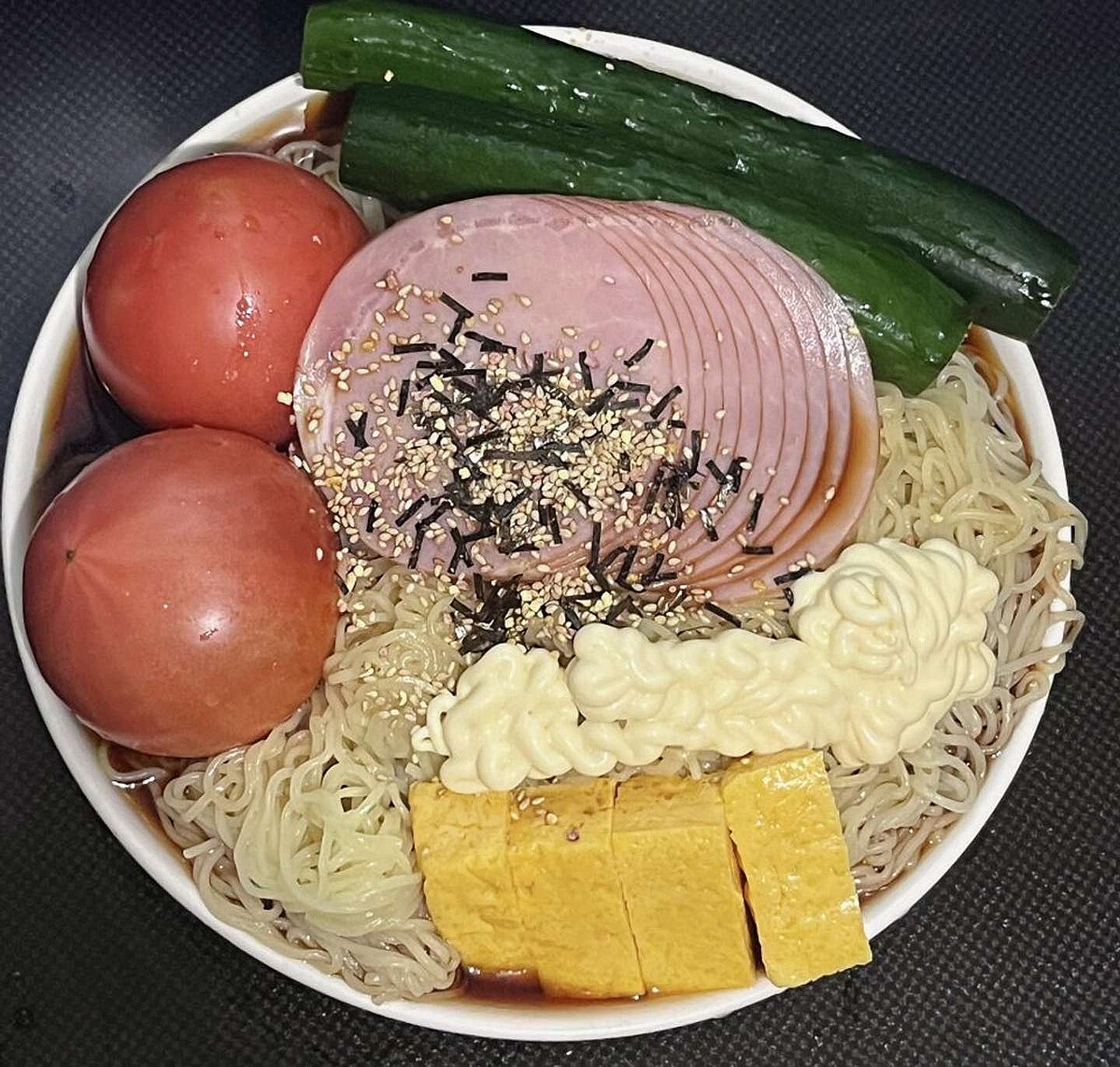 【料理】ワイルドすぎる〝手抜き冷やし中華〟に驚嘆！「その手があったか」「むしろコレが食べたい」