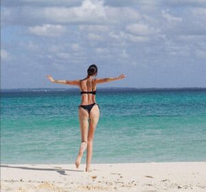 【芸能】「見えすぎです．．．」菜々緒《背中ざっくりゴージャスドレス》姿に「さすがとしか言えない」とファン歓喜！