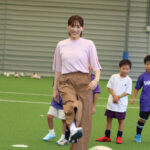 【芸能】綾瀬はるか悲鳴「え～！」ゴール前２ｍからシュート外す　小学生フットサルイベント飛び入り参加